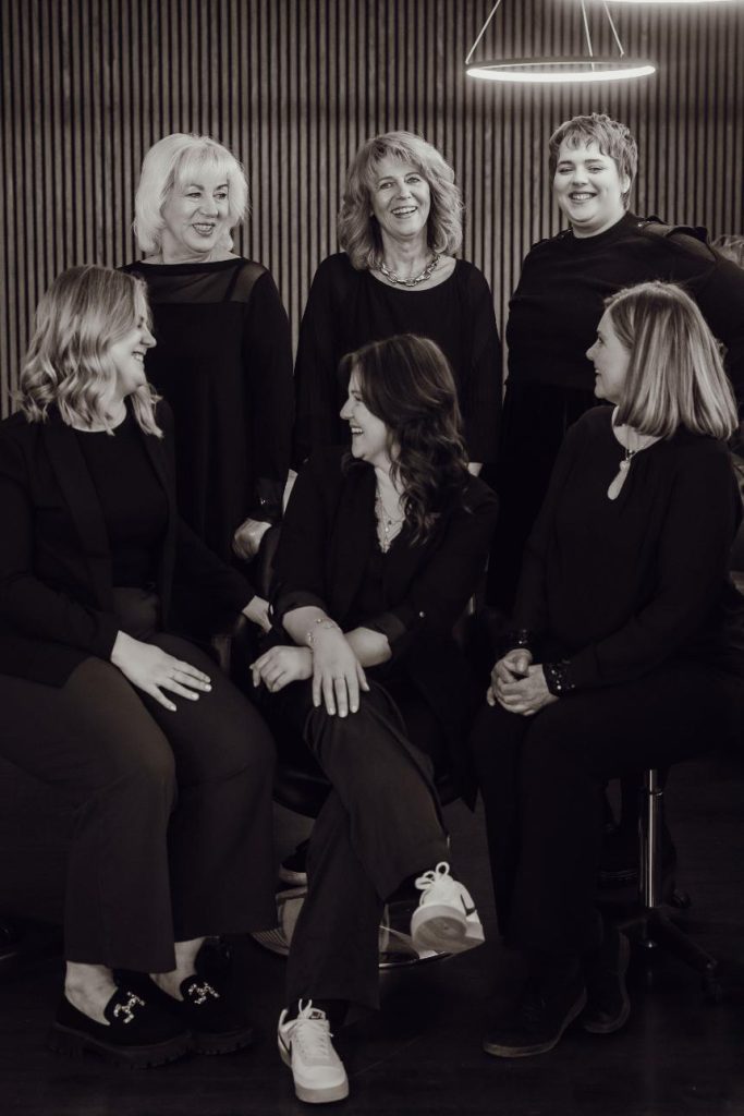 Sechs Frauen in dunkler Kleidung
